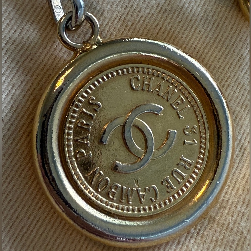 CHANEL Gold Chain Belt with Medallion - Picture 6 of 8